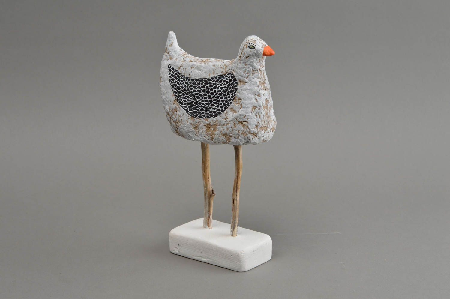 Originelle kleine handmade Huhn Figur aus Gips mit Bemalung auf Ständer foto 3