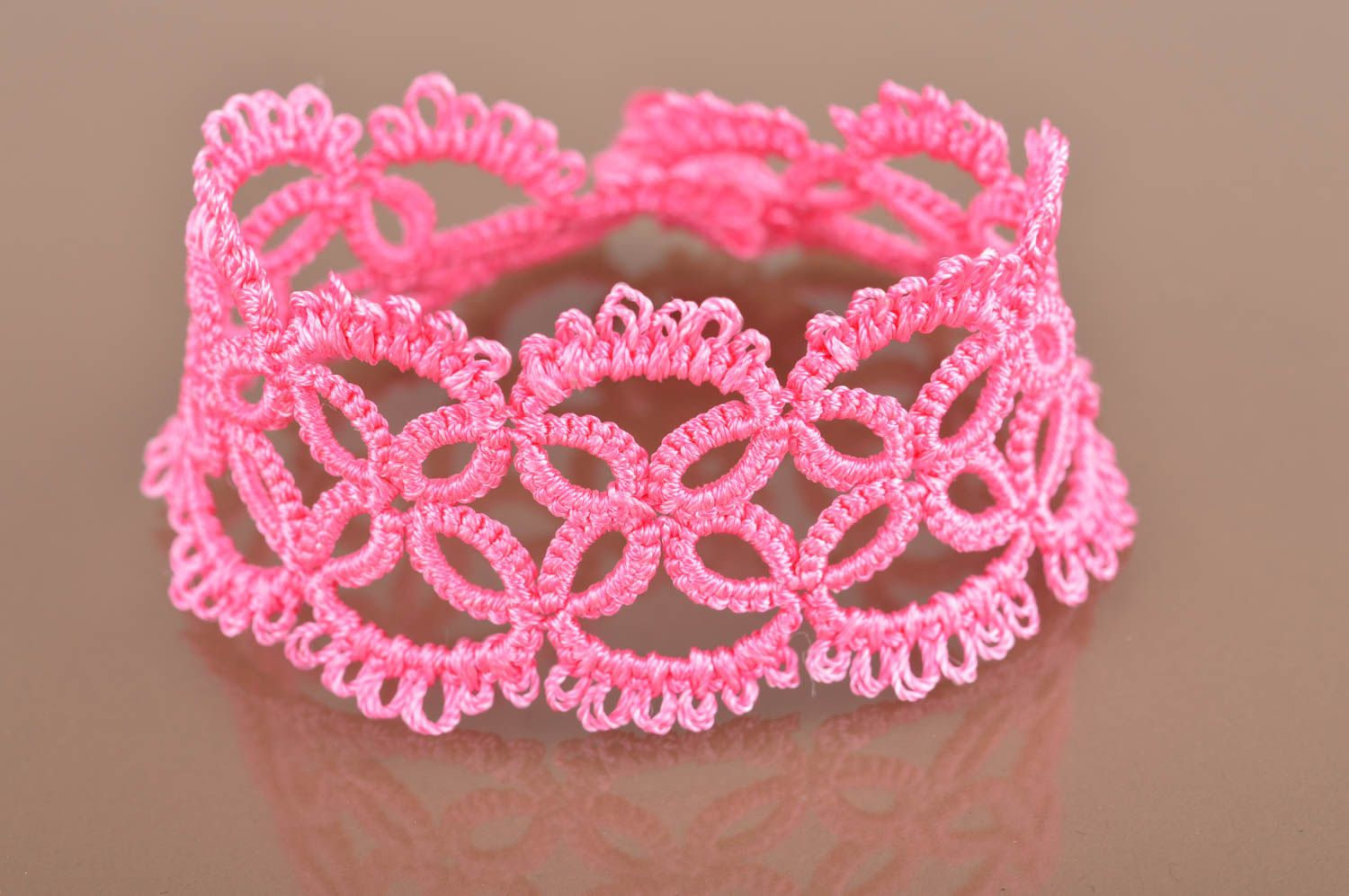 Плетеный браслет в технике фриволите ручной работы розовый красивый для девушки фото 2