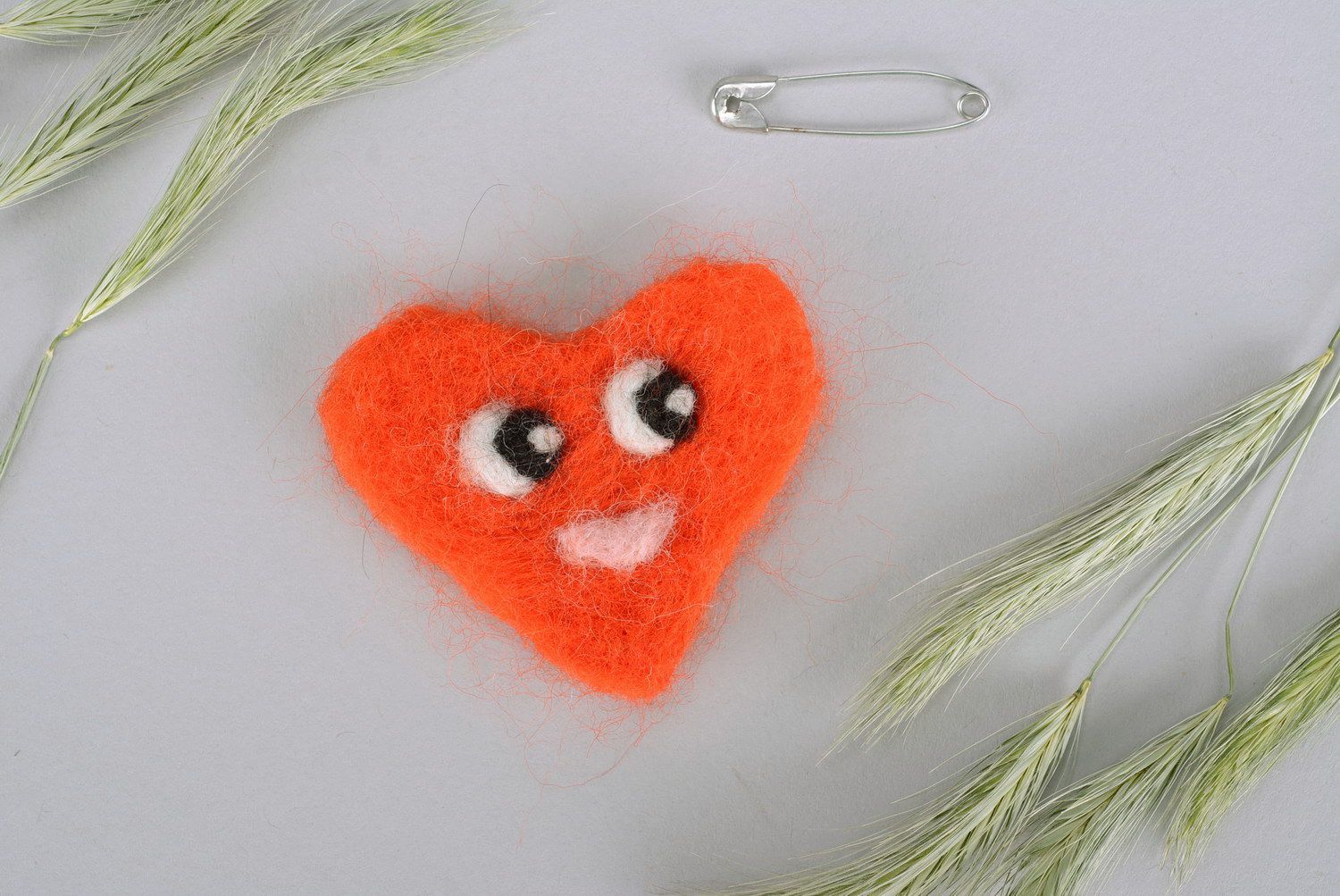 Children's wool brooch Heart photo 1