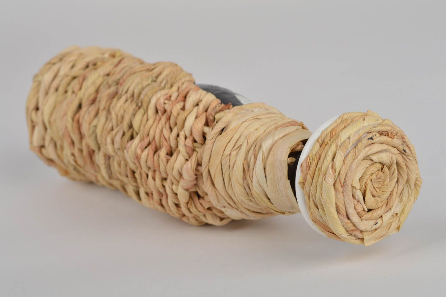 Бутылка из кукурузных листьев декоративная ручной работы авторская Смокинг фото 4