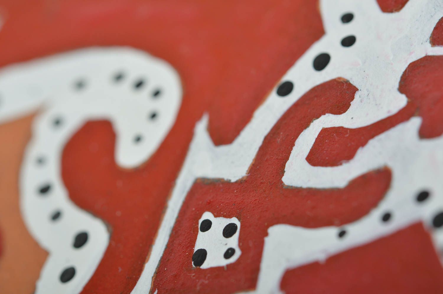 Prato decorativo de cerâmica com pintura com tintas acrílicas feito à mão Fogo foto 5