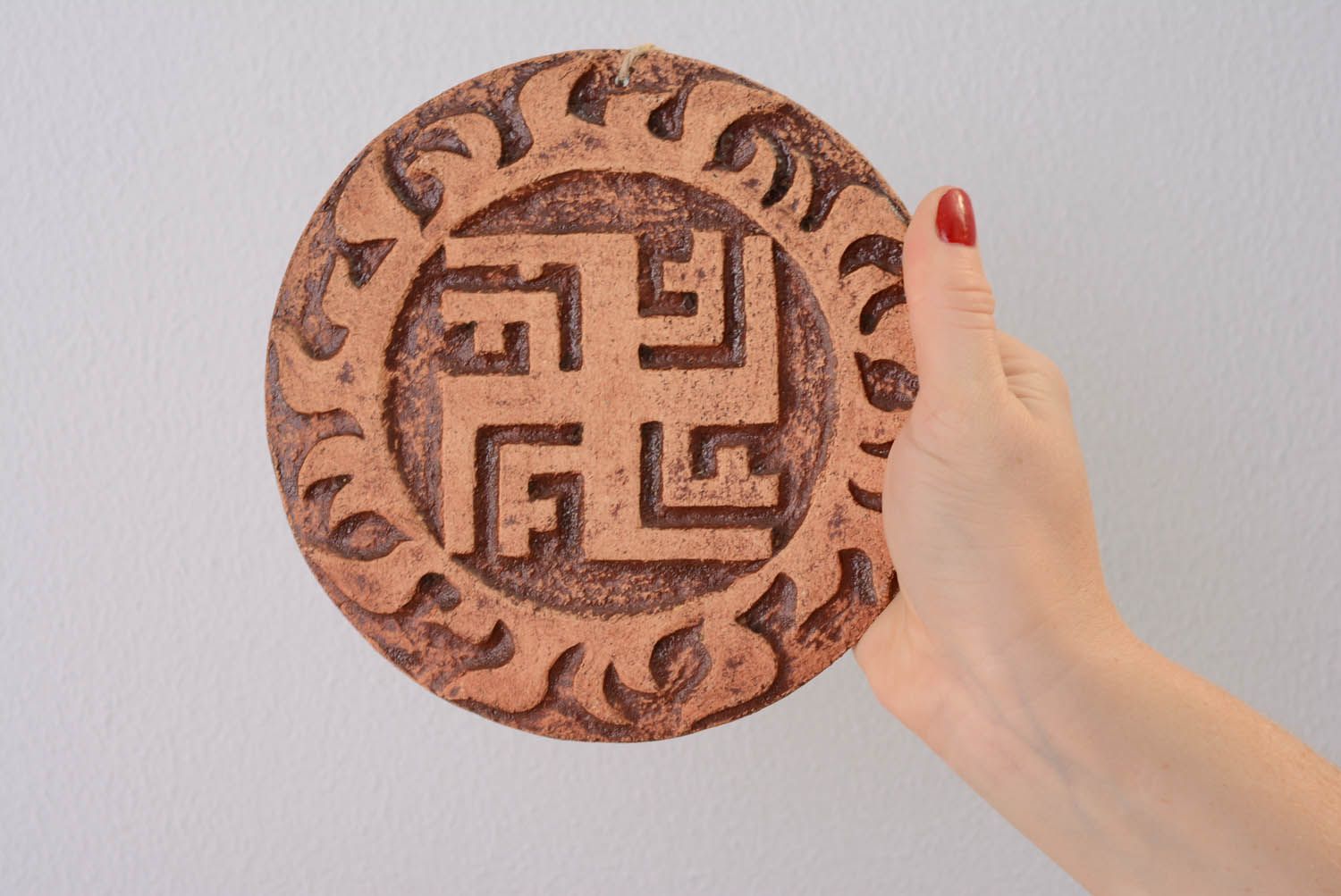 Prato decorativo talismã eslavo feito à mão de argila para decoração do interior em estilo étnico Marichka foto 4
