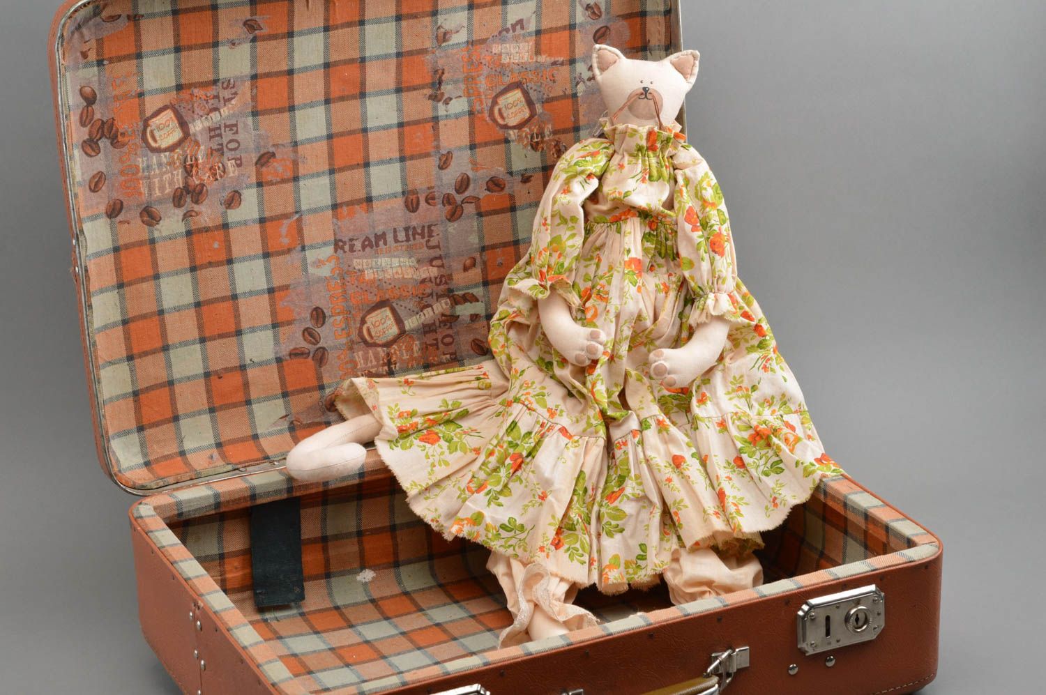 Peluche chat beige en robe à motif floral belle originale faite main pour fille photo 1