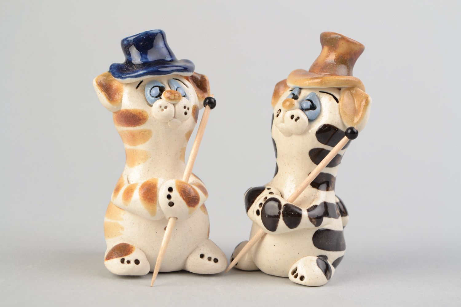 Set of cute handmade animal figures cats in top hats 2 pieces hand-painted with glaze photo 1