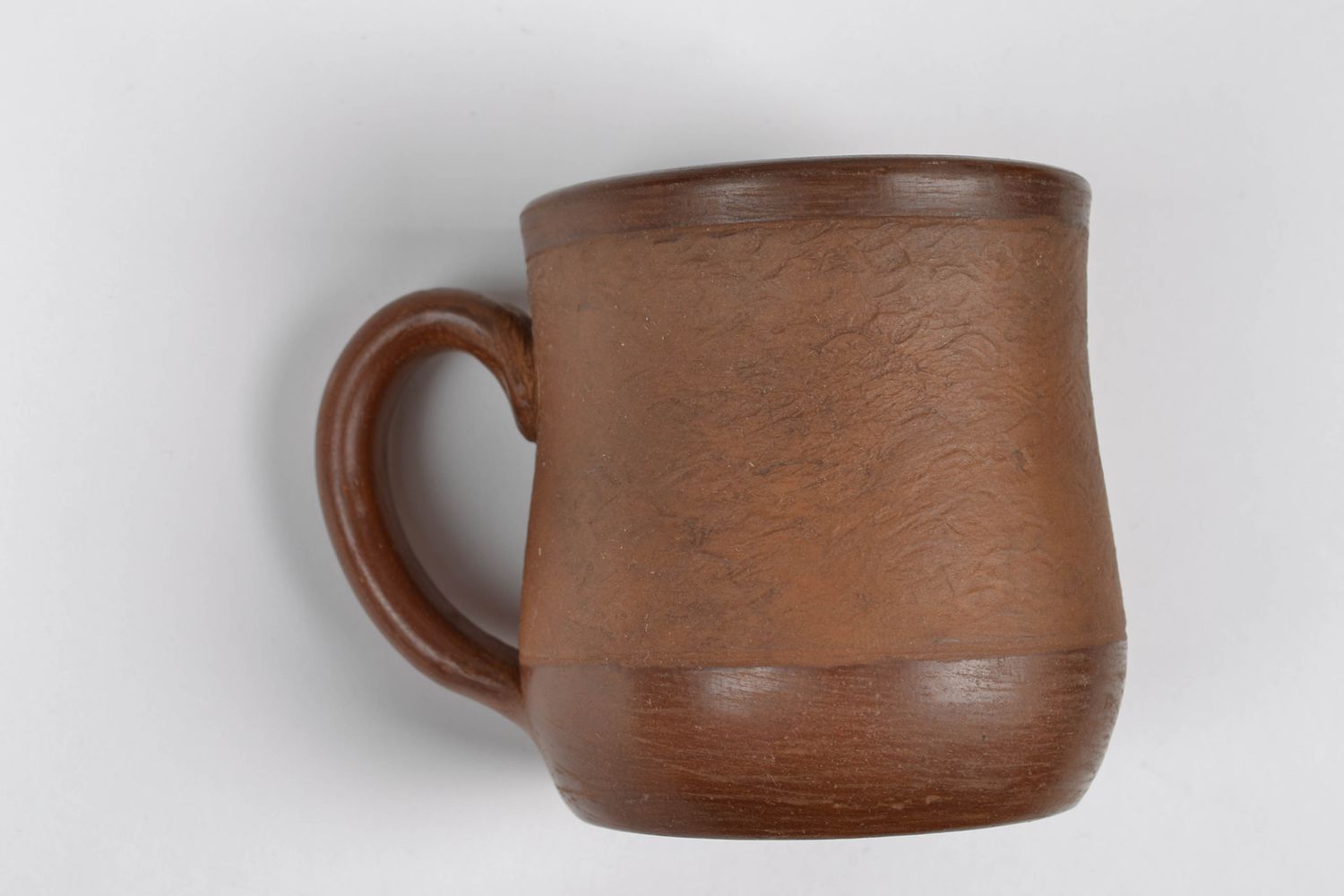 Brown clay medium size cup with handle and rustic pattern photo 1