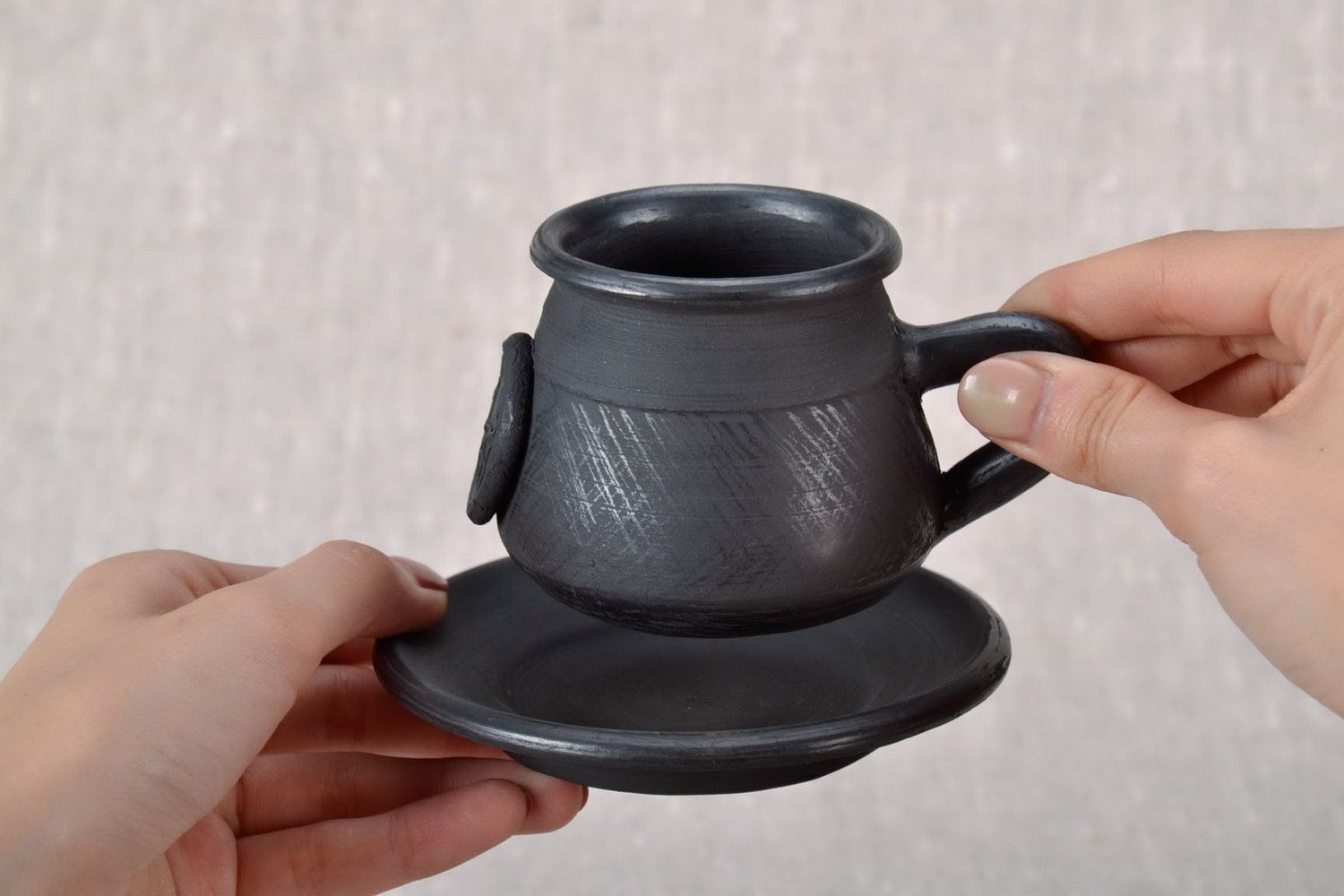 Глиняная черная чашка для кофе с блюдцем фото 5