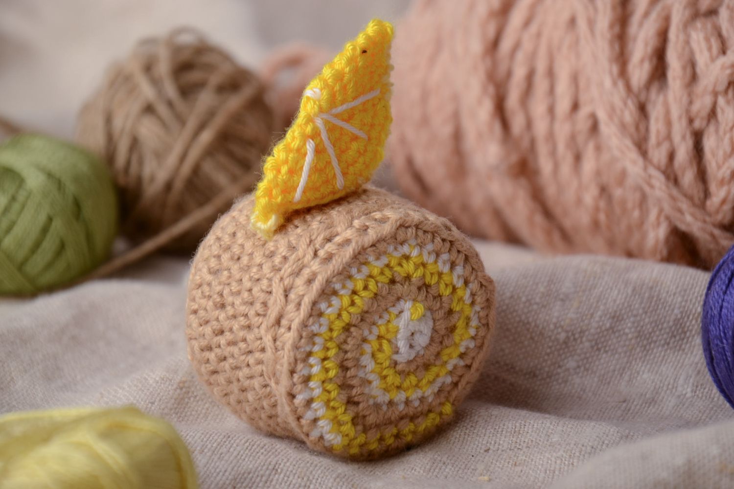 Petit jouet décoratif tricoté au crochet brun rond fait main Tortilla roulée  photo 1