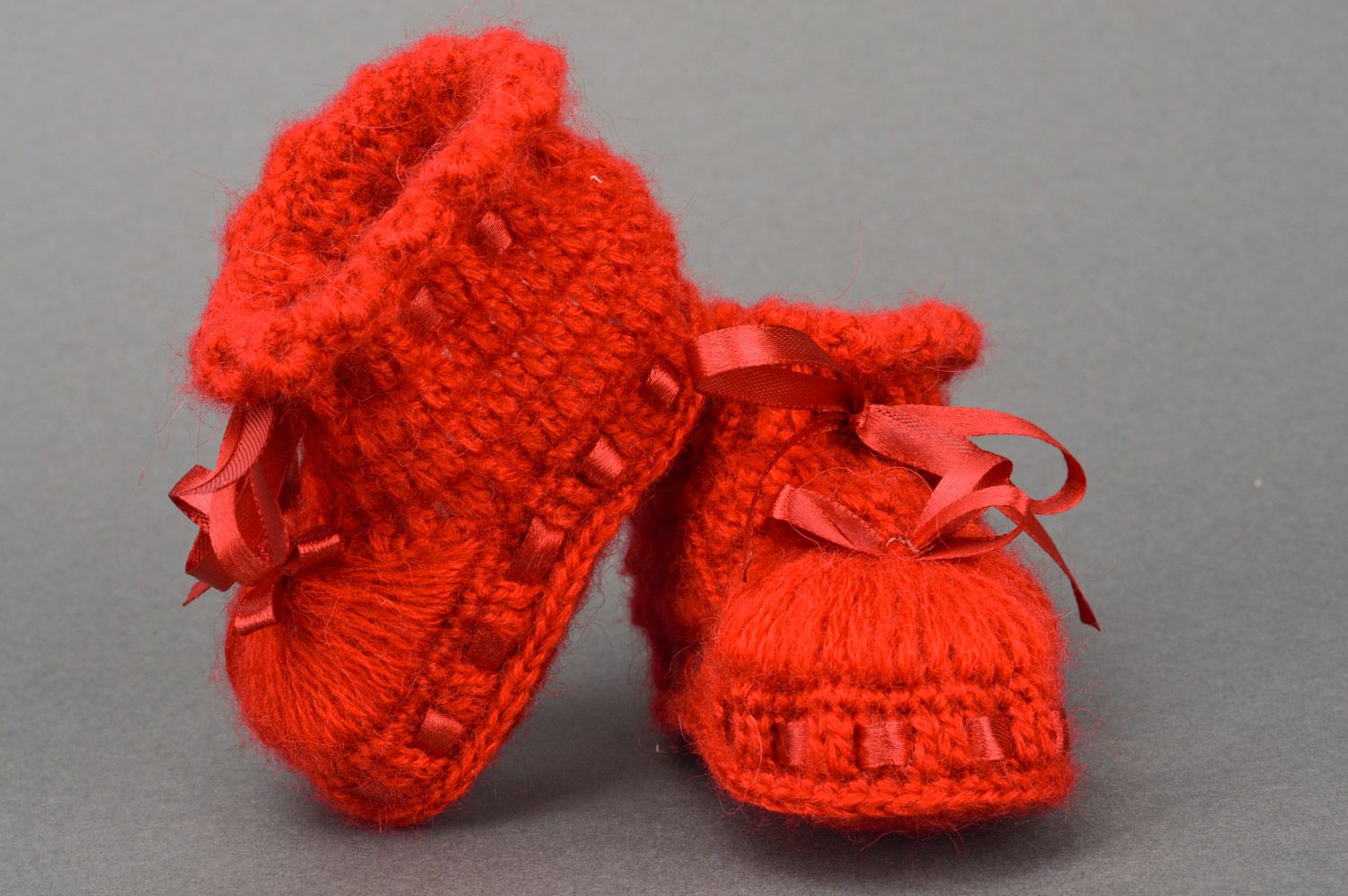 Sommerliche handgemachte Babyschuhe gehäkelt für Mädchen rot mit Atlasbändern  foto 2