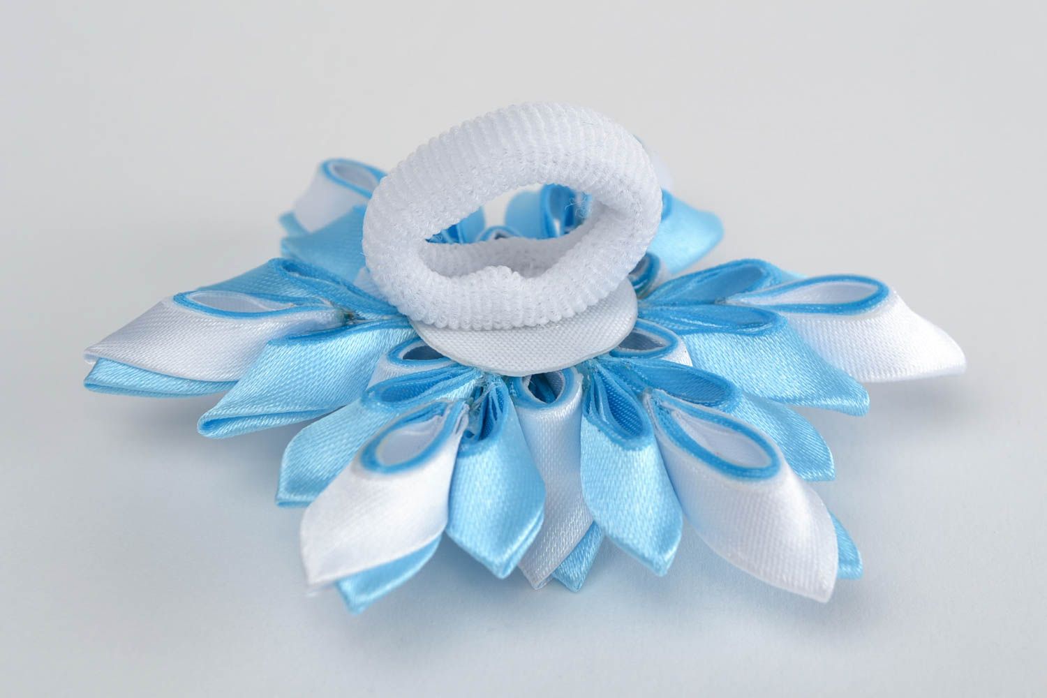 Élastique à cheveux Fleur en bleu clair et blanc rubans de satin fait main photo 5