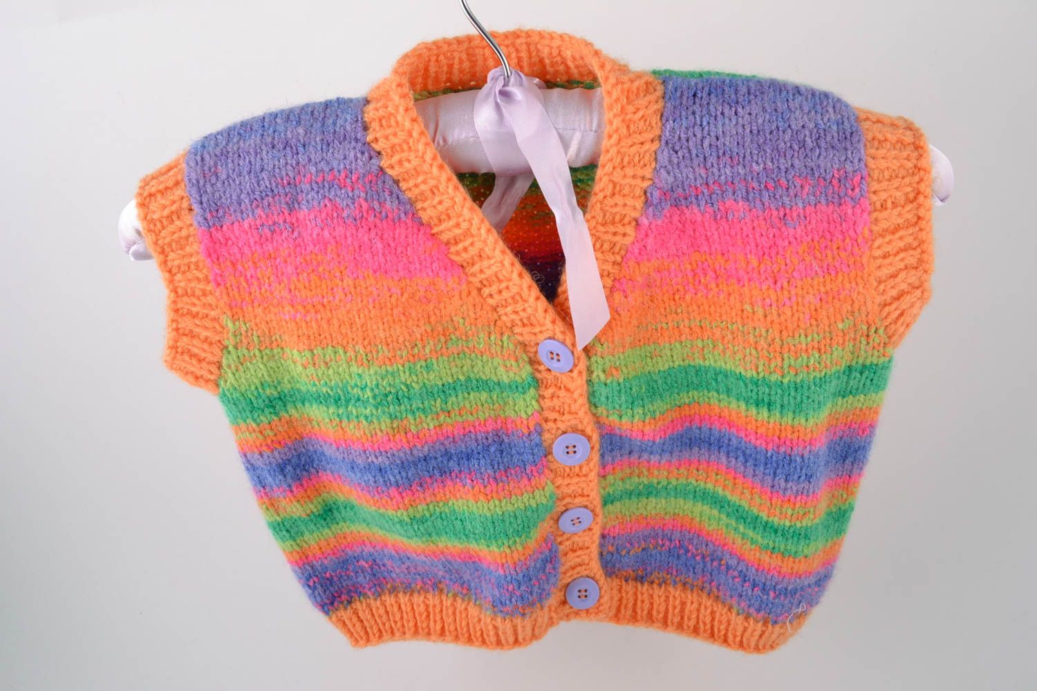 Gilet tricoté pour bébé en laine boutonné rayé multicolore fait main original photo 1