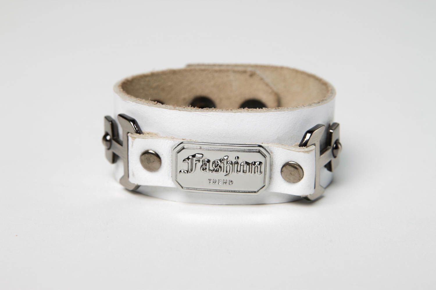 Bracelet cuir Bijou fait main blanc large fourniture en métal Accessoire design photo 3