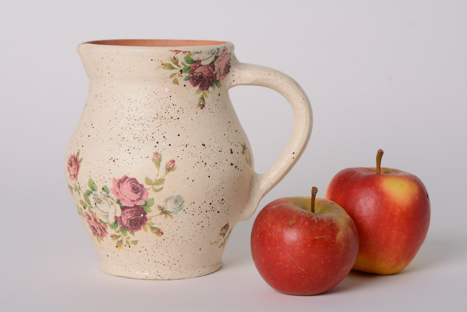 Cruche en argile faite main originale claire avec ornement vintage des roses photo 1