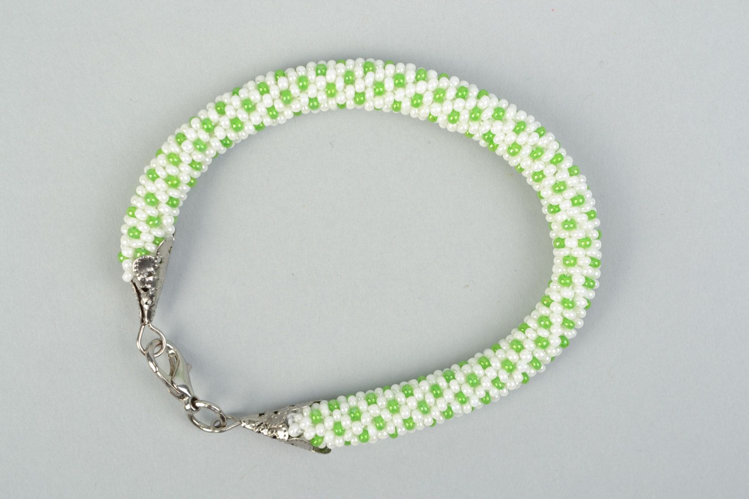 Bracelet crocheté en perles de rocaille vert et blanc accessoire fait main photo 2