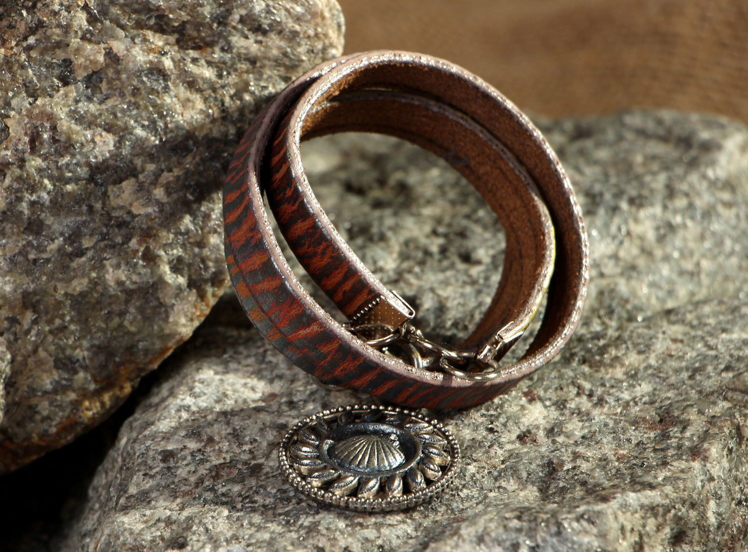 Leather bracelet with a pendant in the shape of seashell photo 1