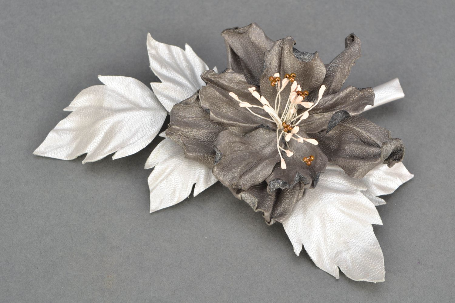 Broche en cuir faite main en forme de fleur  photo 1