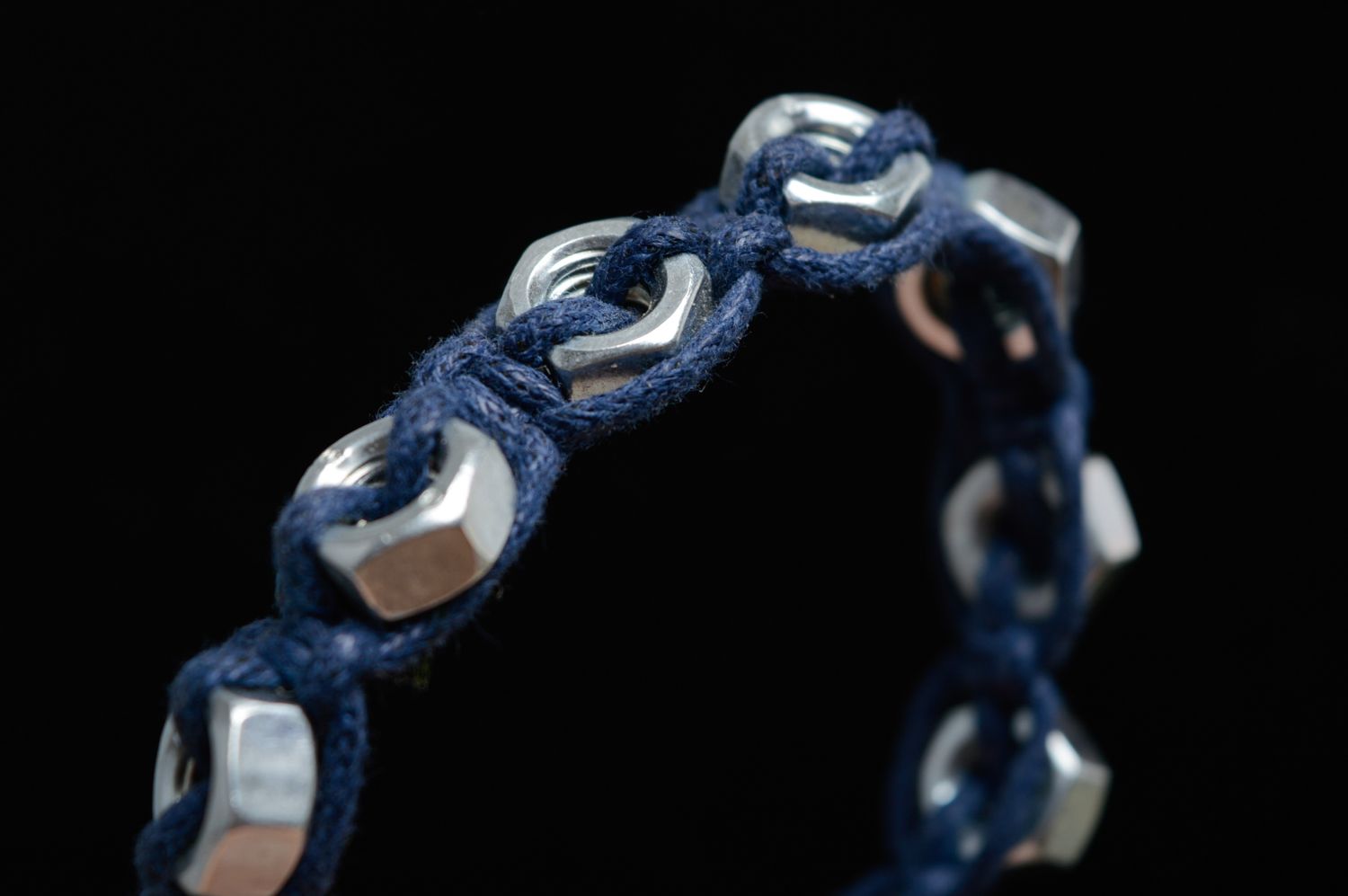 Плетеный браслет макраме из вощеного шнурка и металлических гаек фото 2