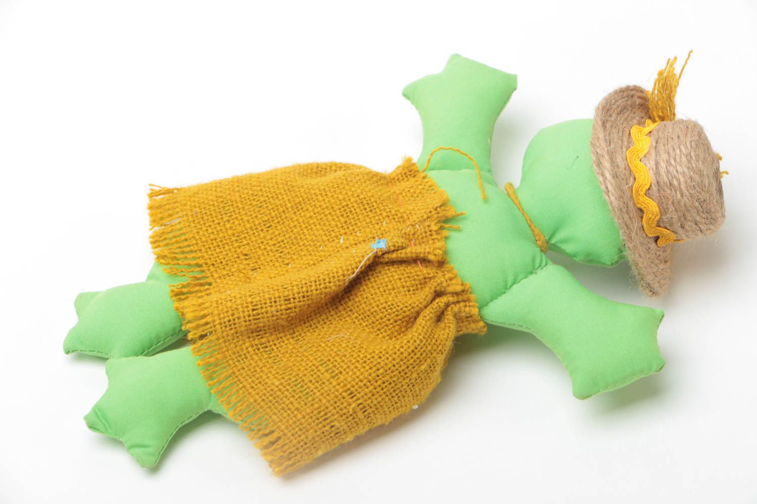 Мягкая игрушка лягушка зелена в сарафане тканевая ручной работы красивая фото 4