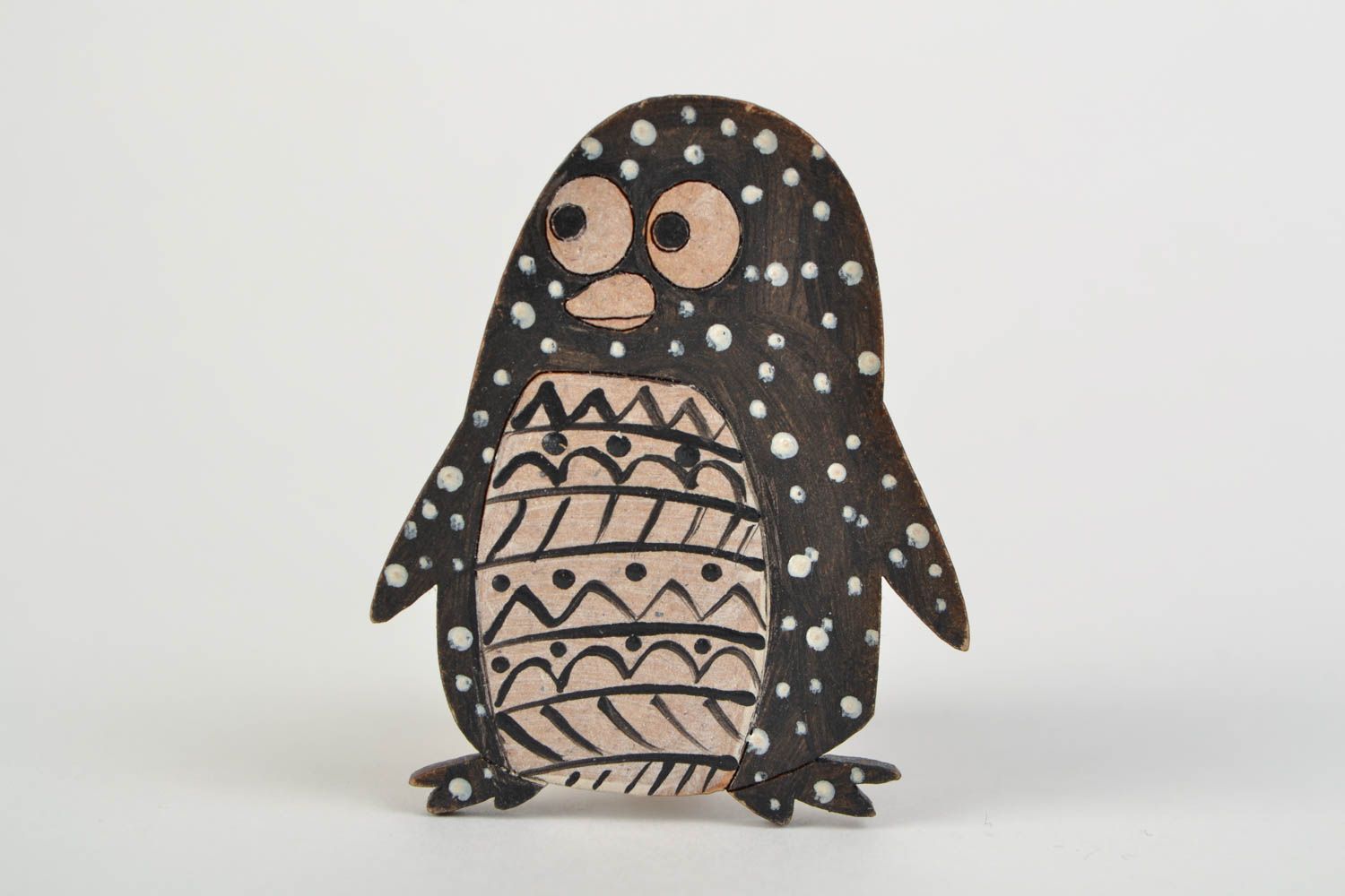Broche Pingouin en bois peinte de couleurs acryliques originale faite main photo 1