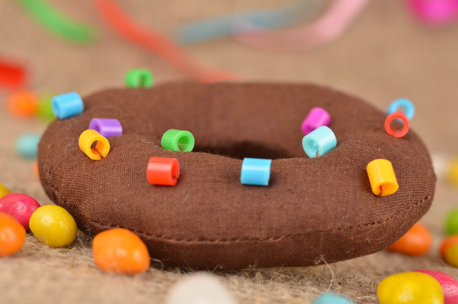 Игрушка ручной работы декоративное пирожное в виде шоколадного пончика хэнд мэйд фото 1