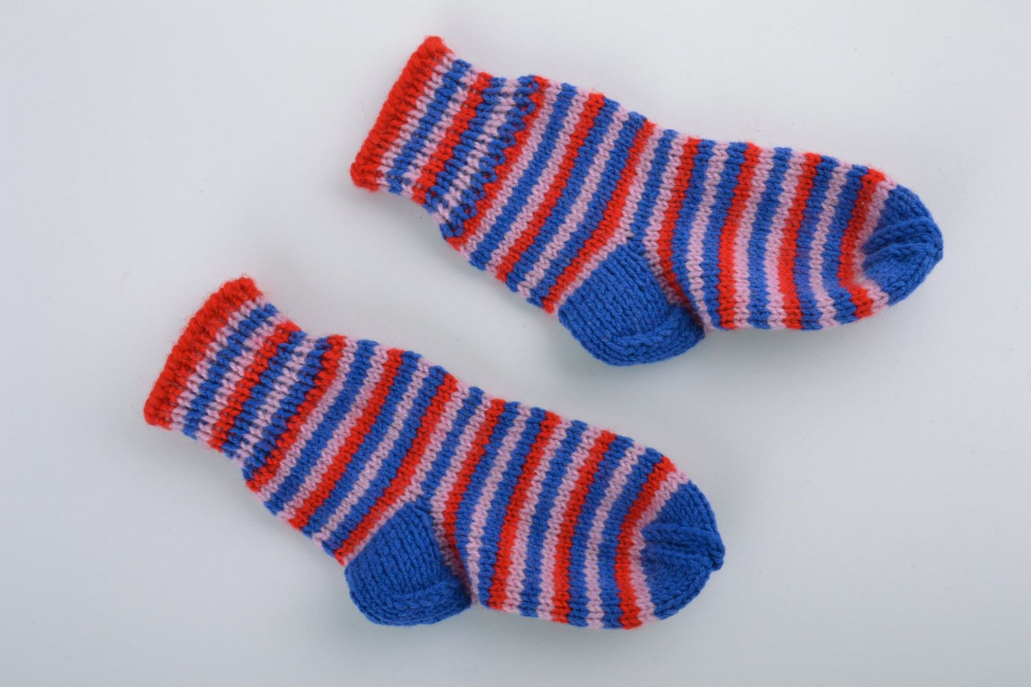 Chaussettes pour bébé tricoté en demi-laine faites main rayées multicolores photo 3