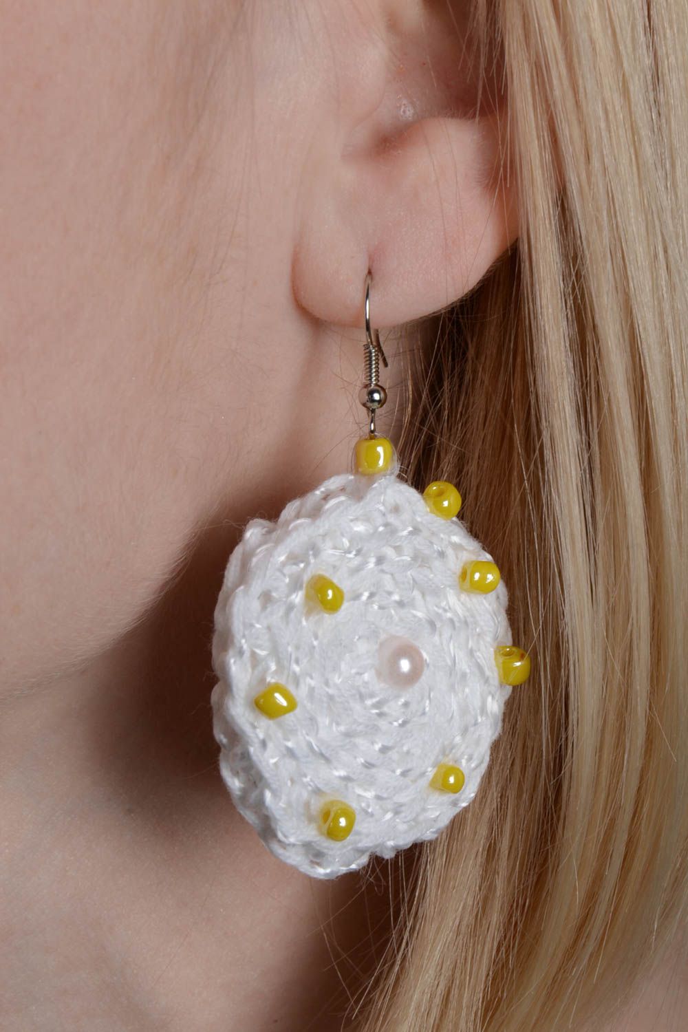 Runde schöne künstlerische gehäkelte Ohrringe aus Stoff mit Glasperken handmade foto 5