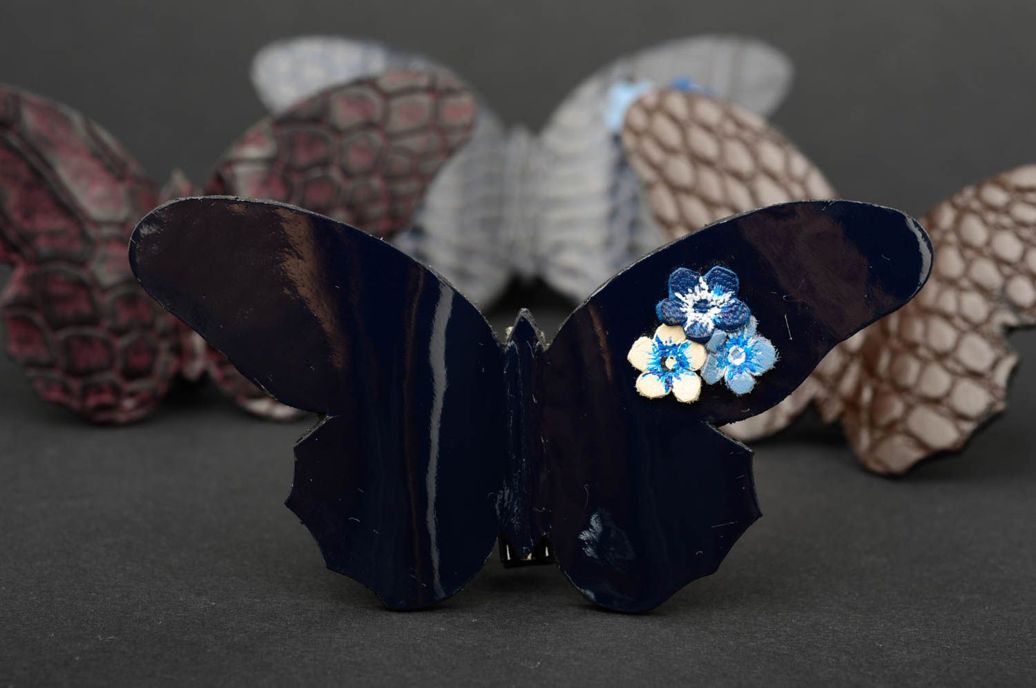 Broche noire Bijou fait main grand papillon en cuir Cadeau femme original photo 1