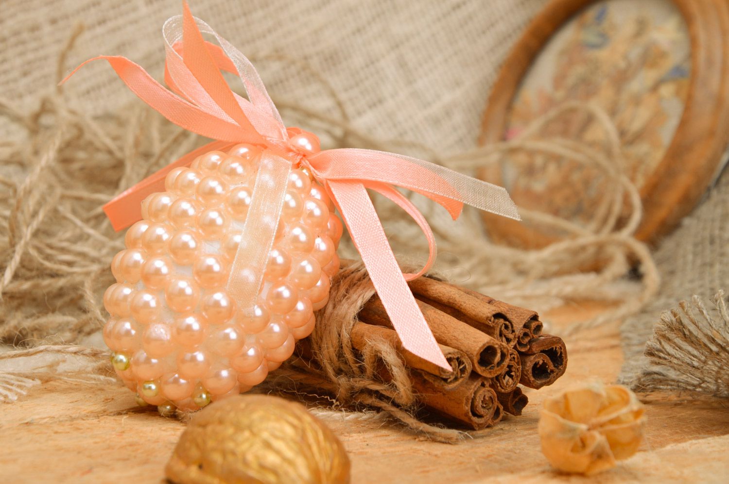 Huevo decorativo artesanal con abalorios cuentas y cintas de Pascua  foto 1