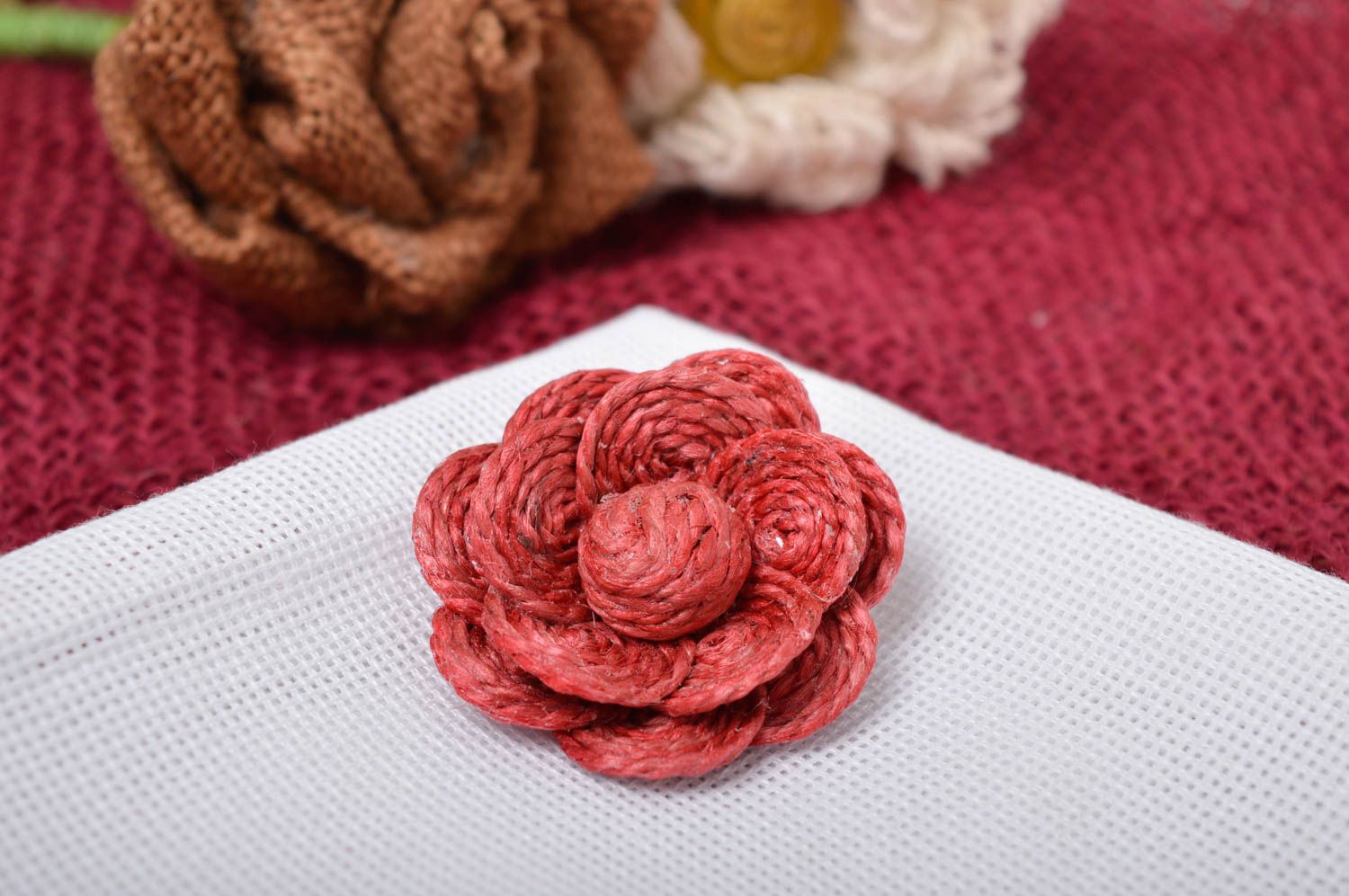 Handmade Blumen Brosche Schmuck für Frauen Designer Accessoire aus Bindfaden foto 4