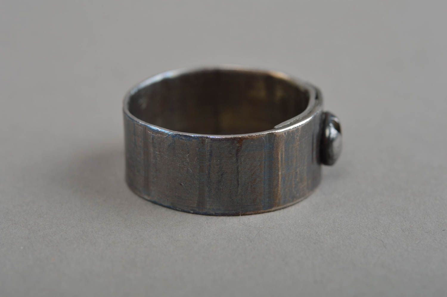 Schöner feiner eleganter handgemachter Ring aus Metall Unisex geschmiedet foto 2