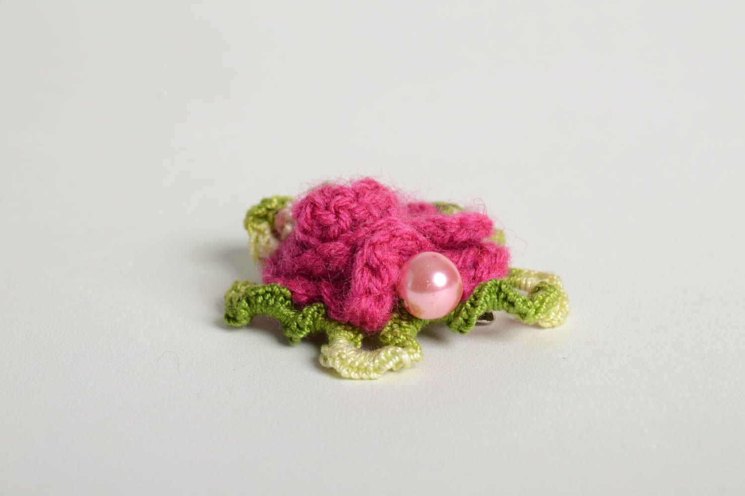 Handgemachter Schmuck Damen Brosche Accessoire für Frauen rosa Blume gehäkelt foto 5
