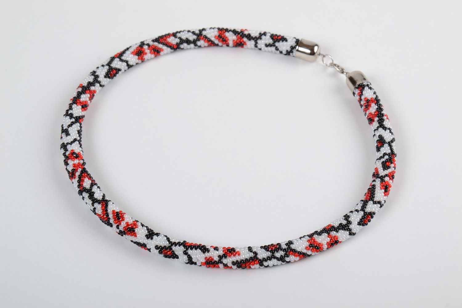 Collier en perles au crochet de style ethnique fait main blanc rouge noir femme photo 2