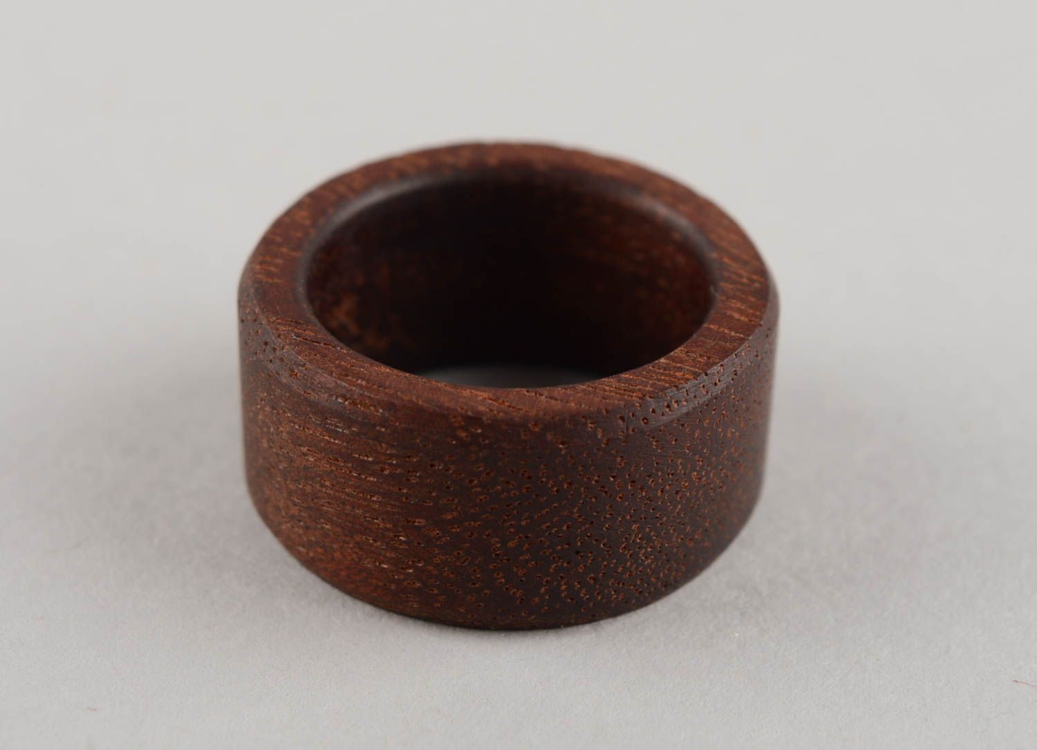 Runder handgemachter Damen Ring aus Holz in Braun originell schön stilvoll foto 2