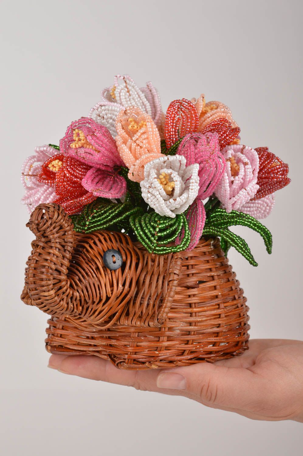 Декоративное плетеное кашпо для дома с цветами из бисера Слоник с тюльпанами фото 3