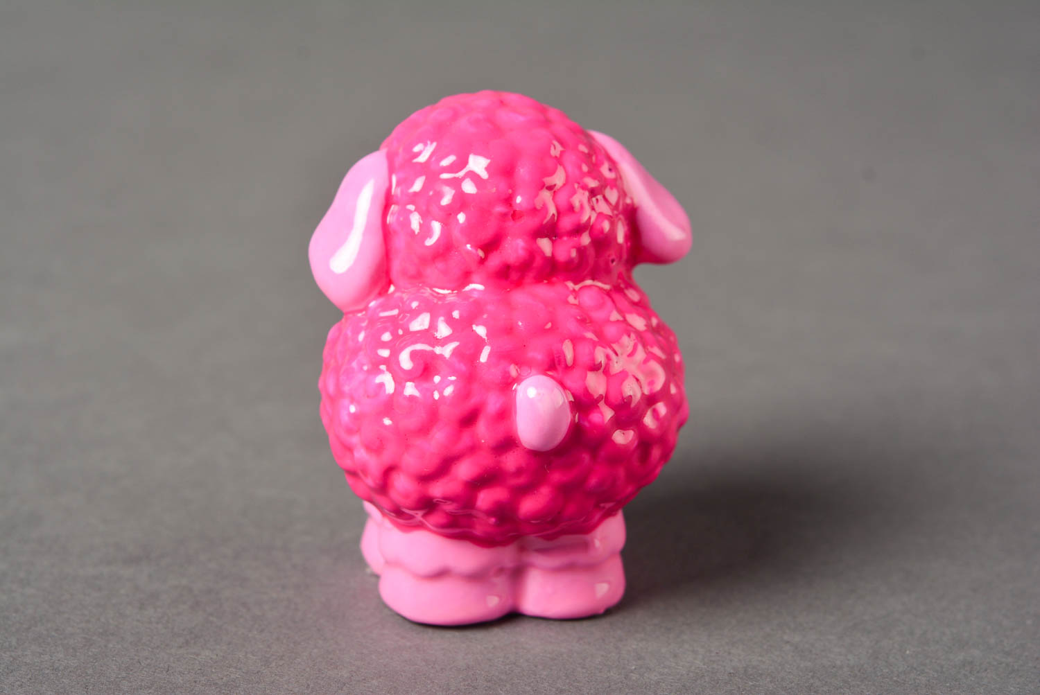 Statuetta in gesso fatta a mano figurina decorativa a forma di pecorella rosa foto 5