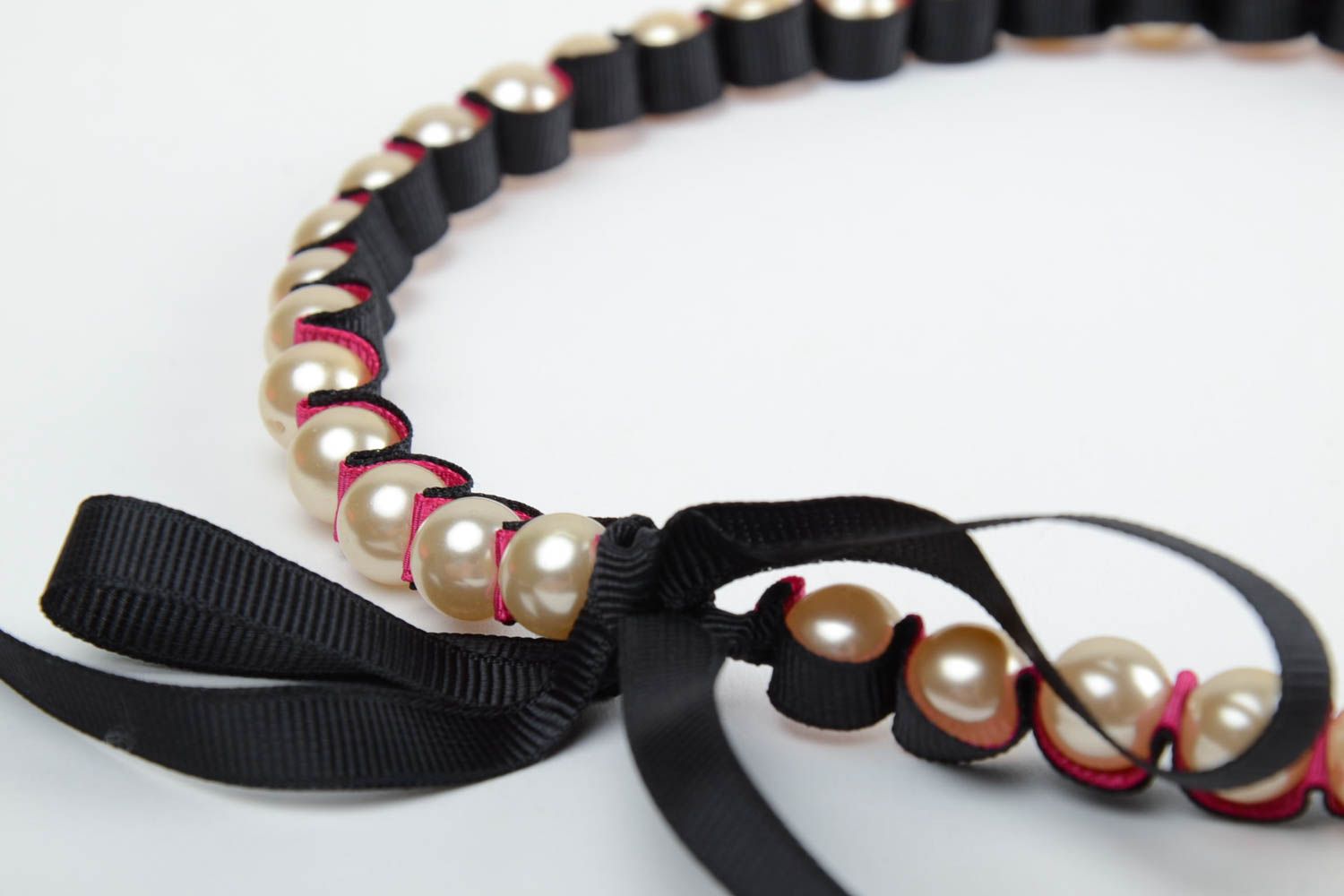 Collar de perlas artificiales atado con cintas artesanal bonito  foto 3