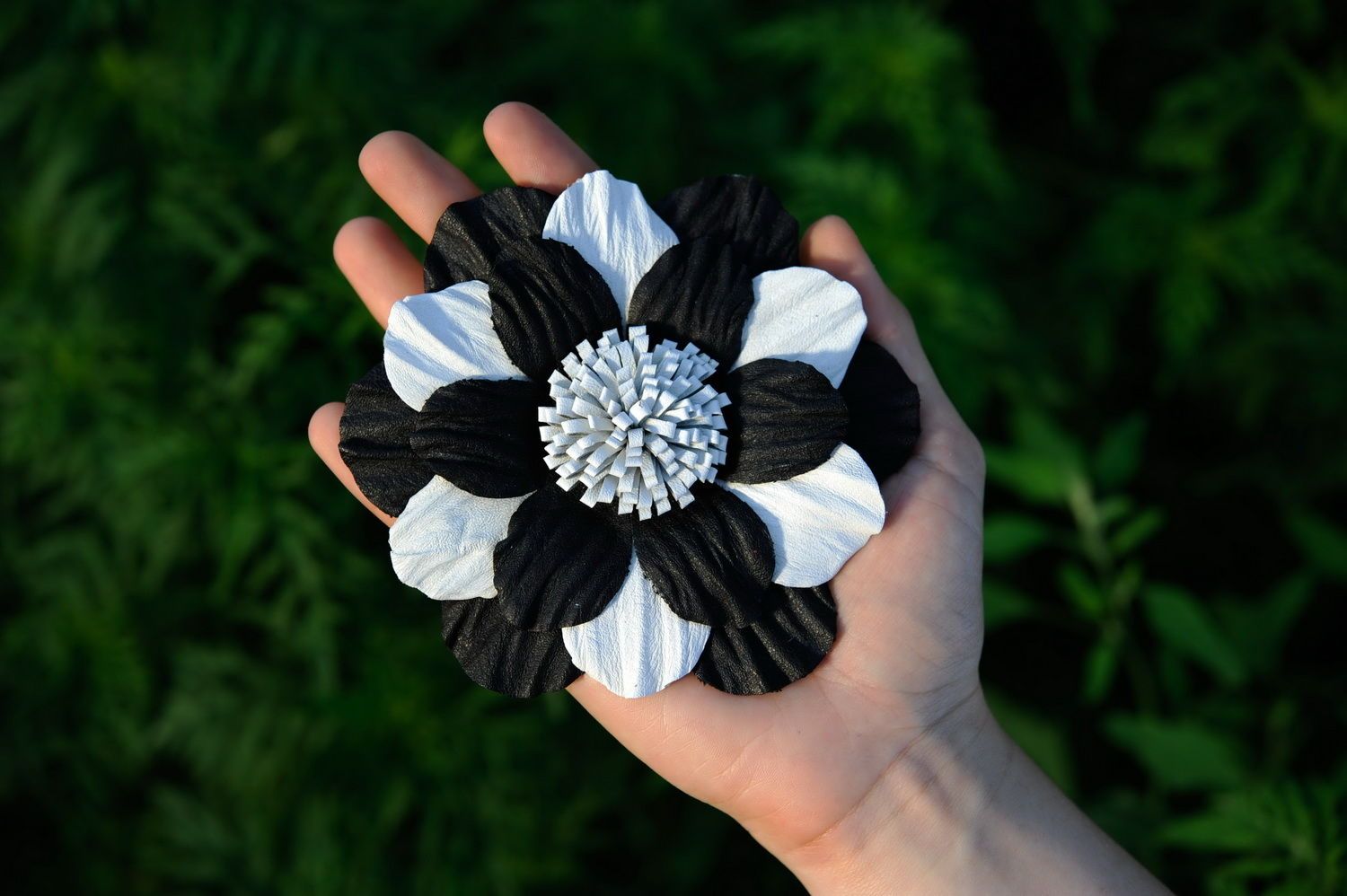 Broche grande fleur blanche et noire en cuir photo 5