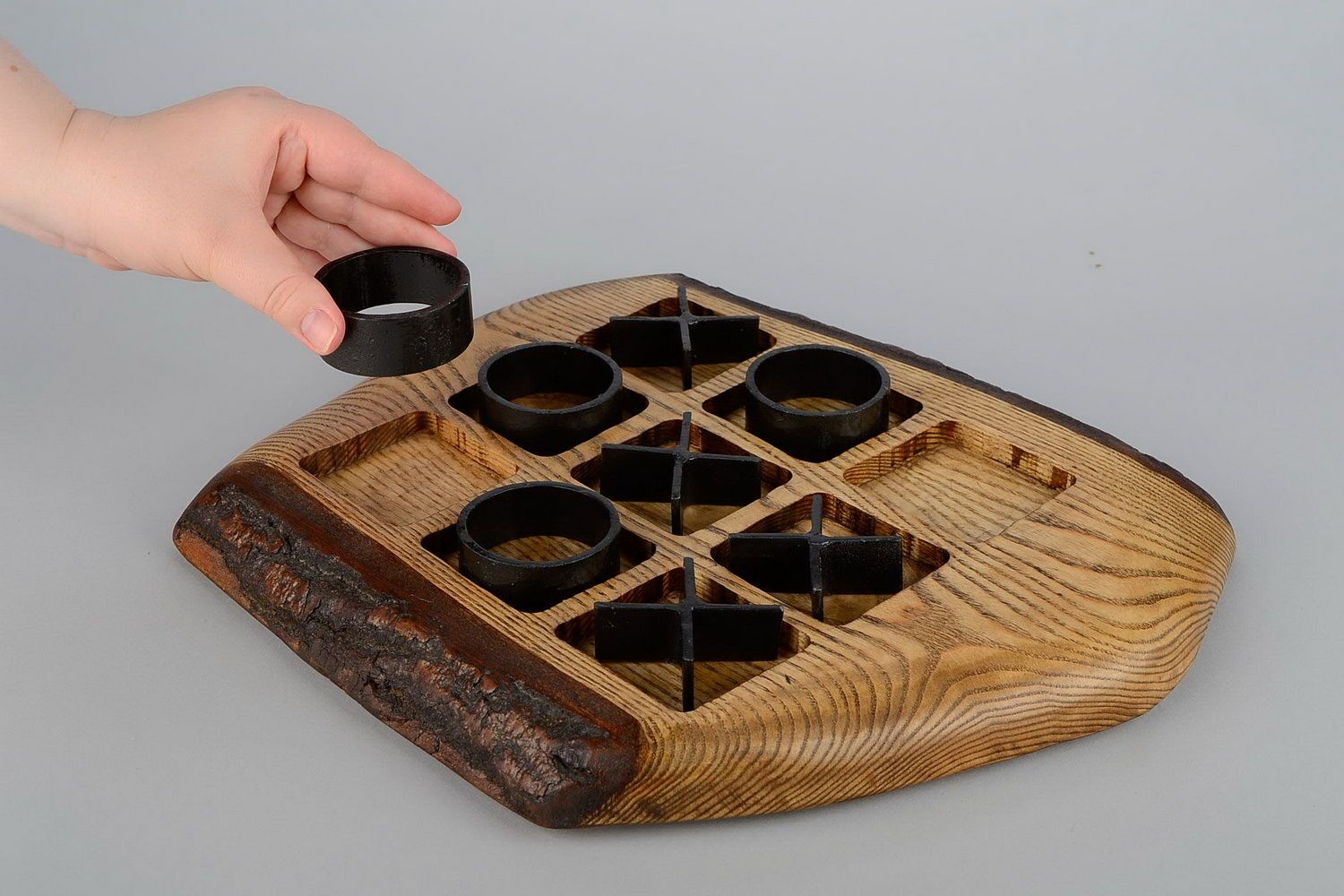 Tic Tac Toe aus Holz mit Metallelemente foto 2