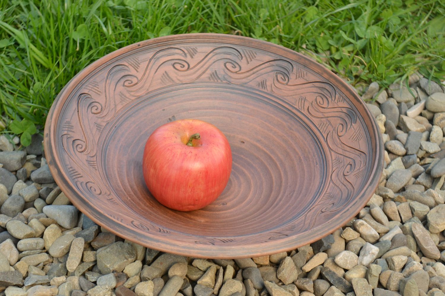 Большая тарелка из красной глины в технике молочения ручной работы коричневая красивая фото 1