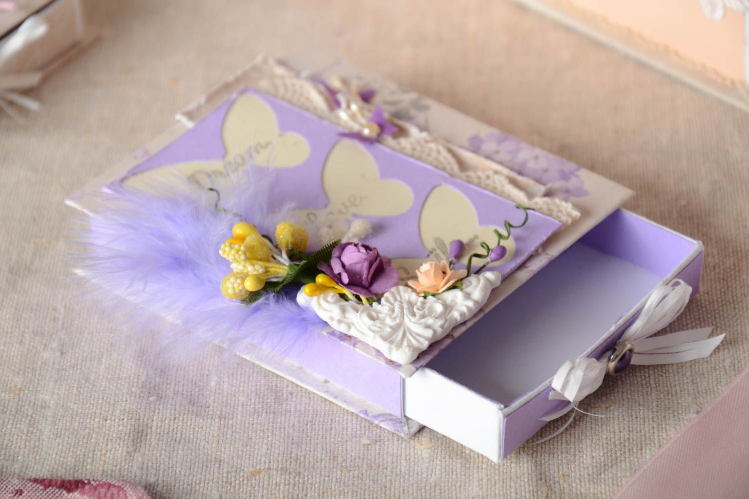 Красивая подарочная коробка для денег фиолетовая с фатином ручной работы фото 1