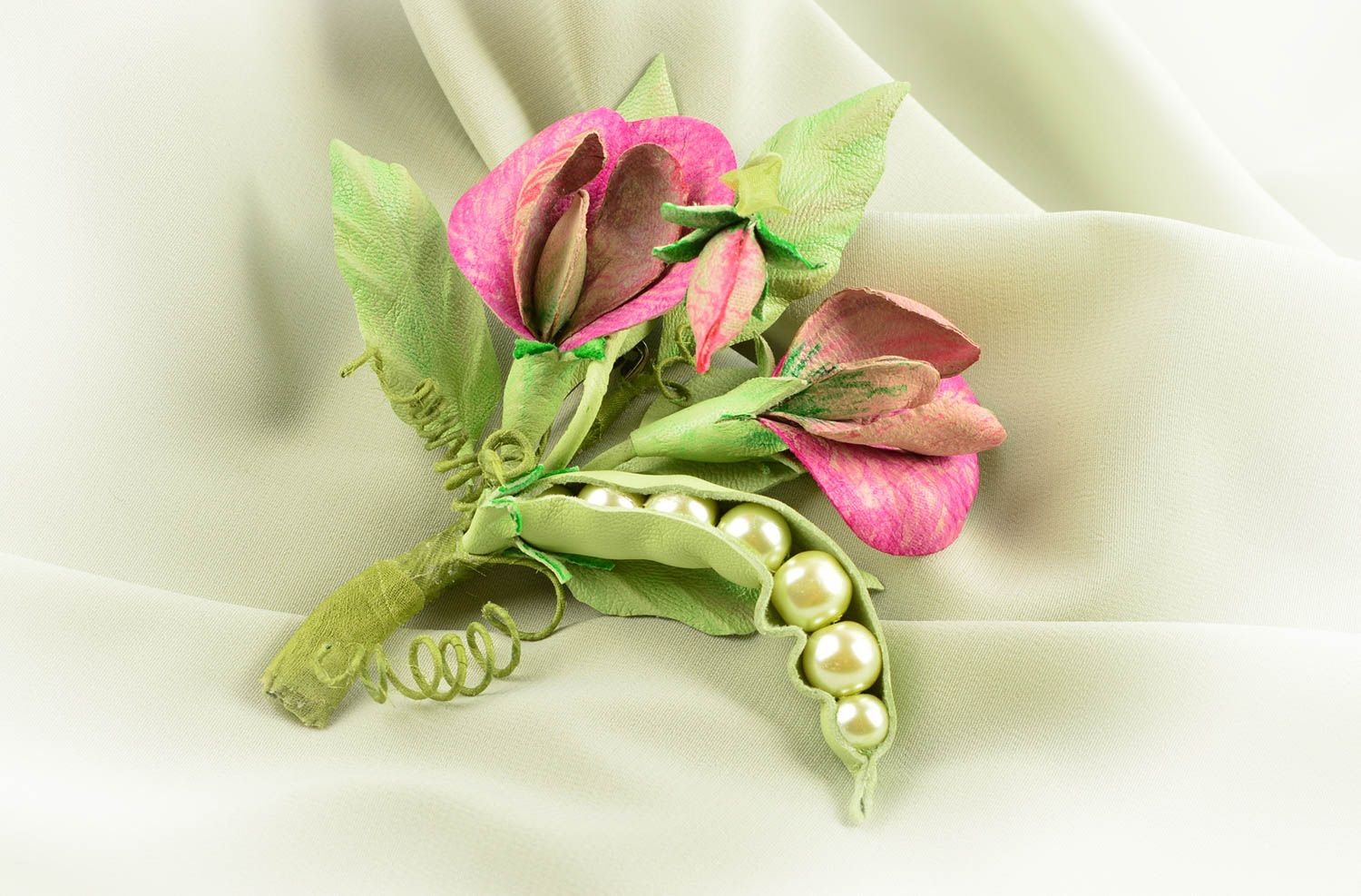Broche fleur cosse Bijou fait main en cuir et soie design original Cadeau femme photo 1