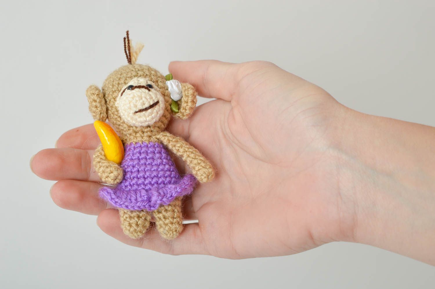 Jouet singe avec banane Peluche faite main tricotée Cadeau pour enfant photo 2