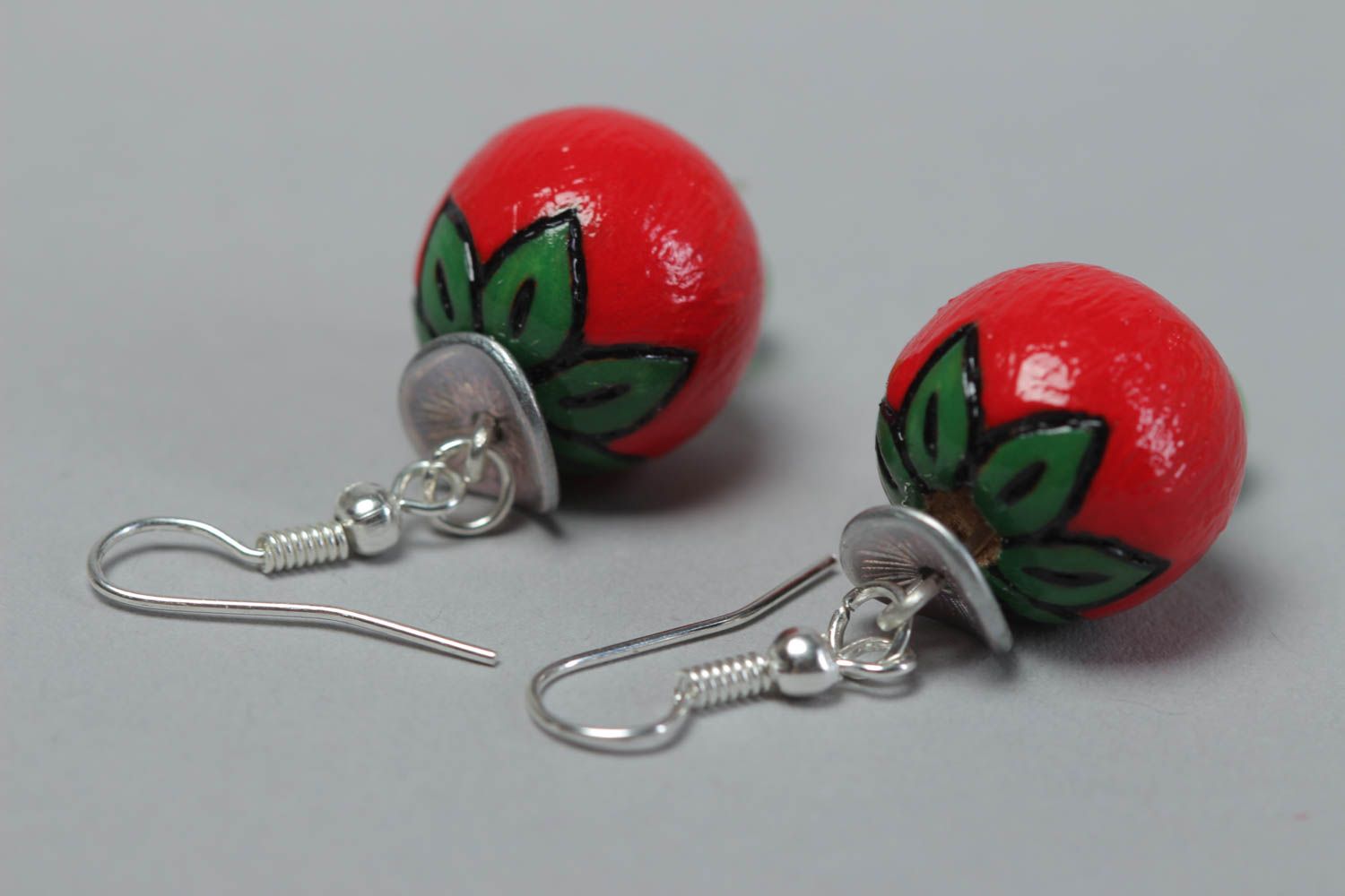 Handgemachte rote Kugeln Ohrringe aus Holz mit grünen Glasperlen für Damen foto 4