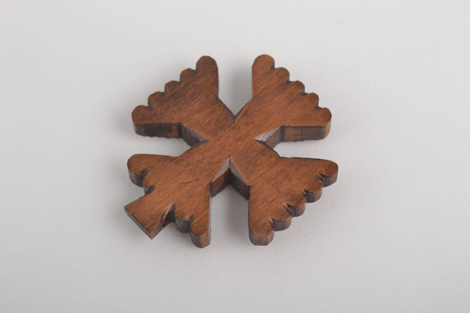 Крест ручной работы нательный крестик деревянный крестик с белым бисером фото 2