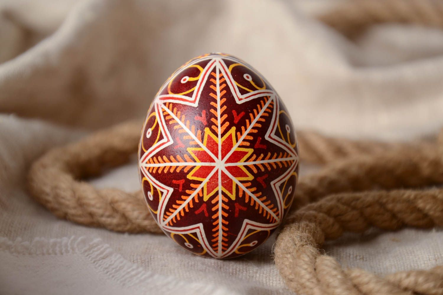 Oeuf de Pâques décoratif peint bordeaux fait main aux motifs originaux photo 1