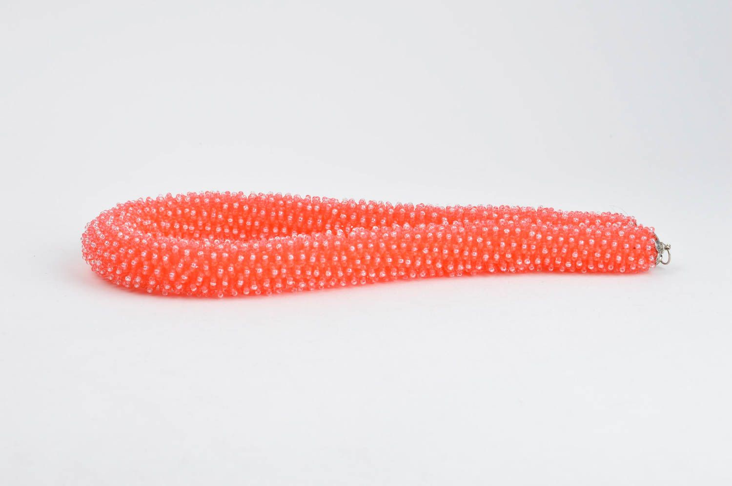 Collana di perline fatta a mano bigiotteria da donna in colore corallo foto 2