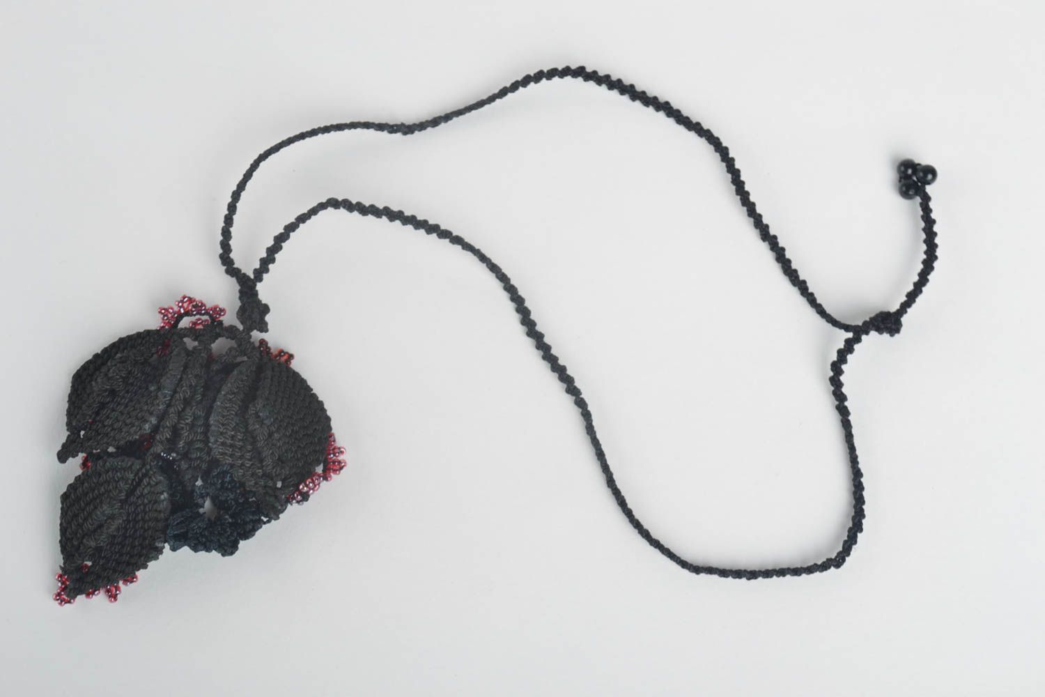 Pendentif noir Bijoux fait main Accessoire femme textile en perles de rocaille photo 3