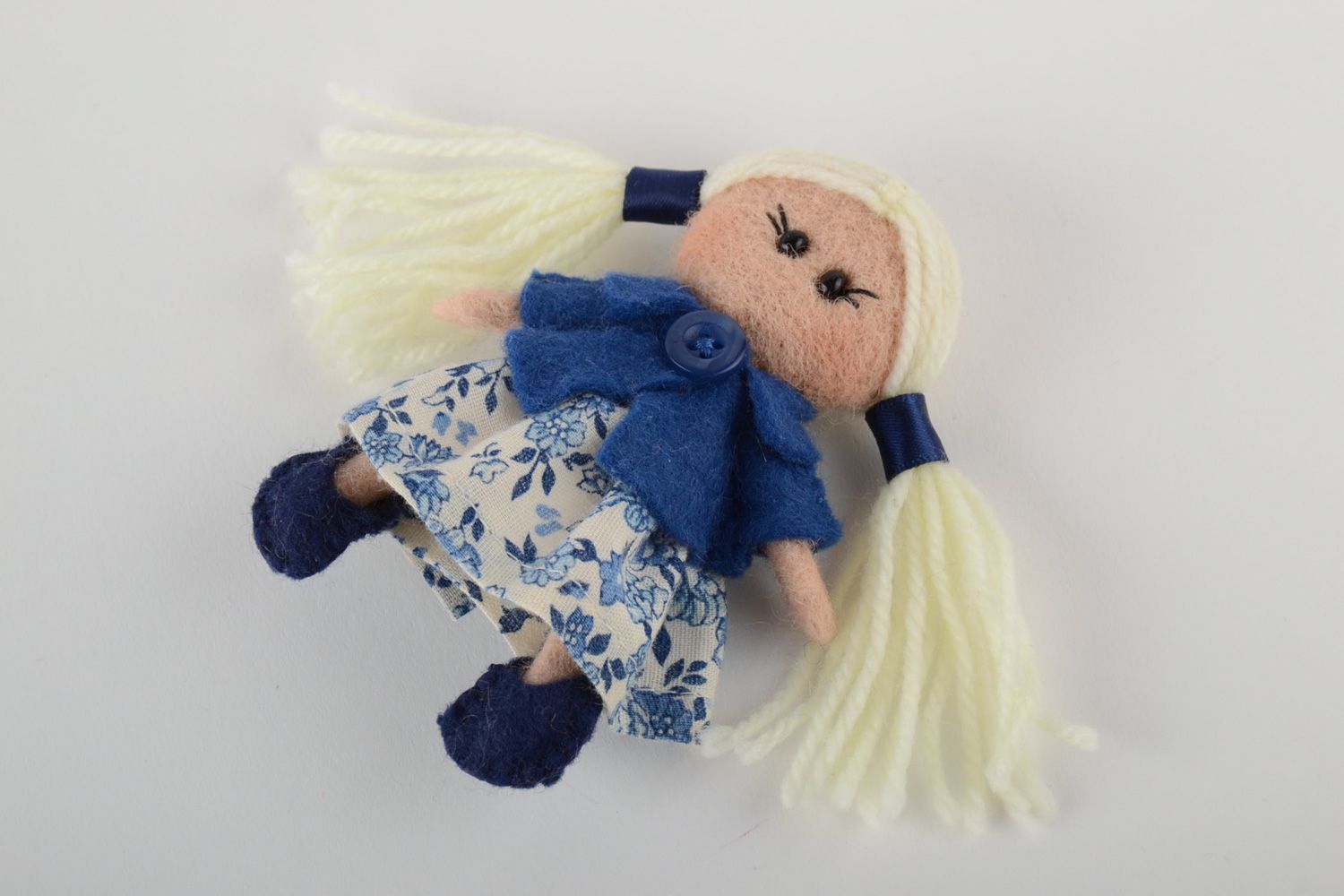 Broche de lana en técnica de fieltro artesanal muñeca con vestido foto 2