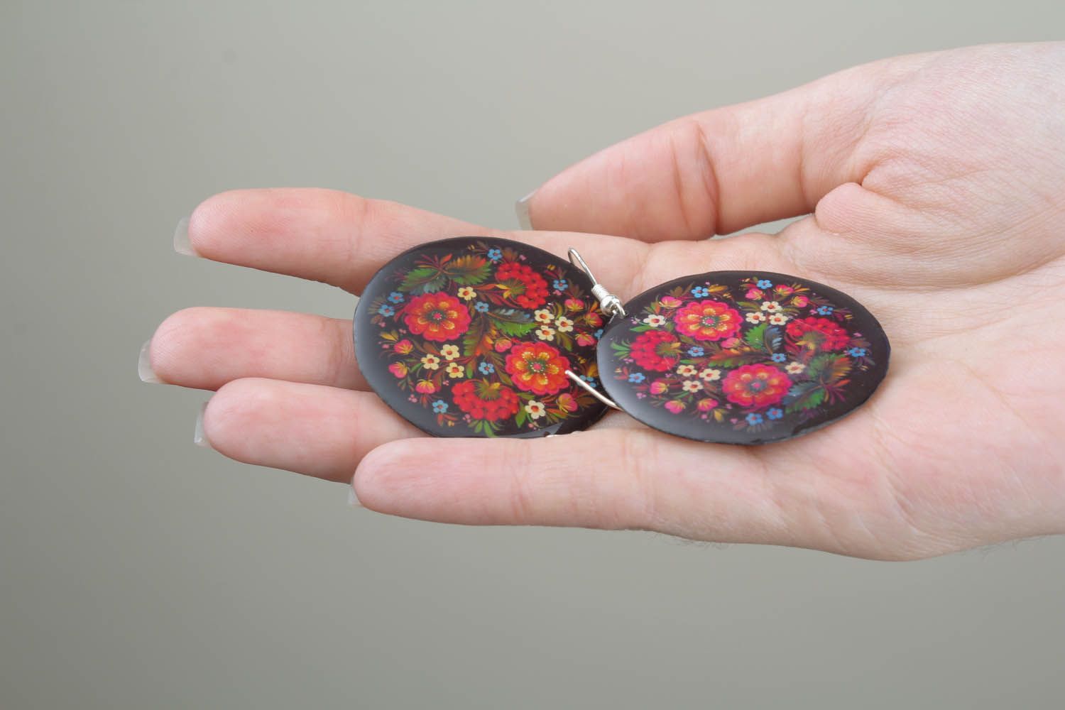 Brincos artesanais com padrão étnico feitos de resina epóxi foto 4