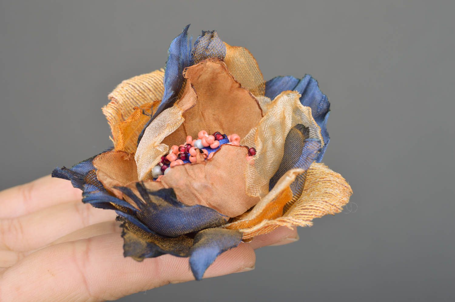 Broche-barrette faite main avec perles de rocaille bleue originale accessoire photo 3