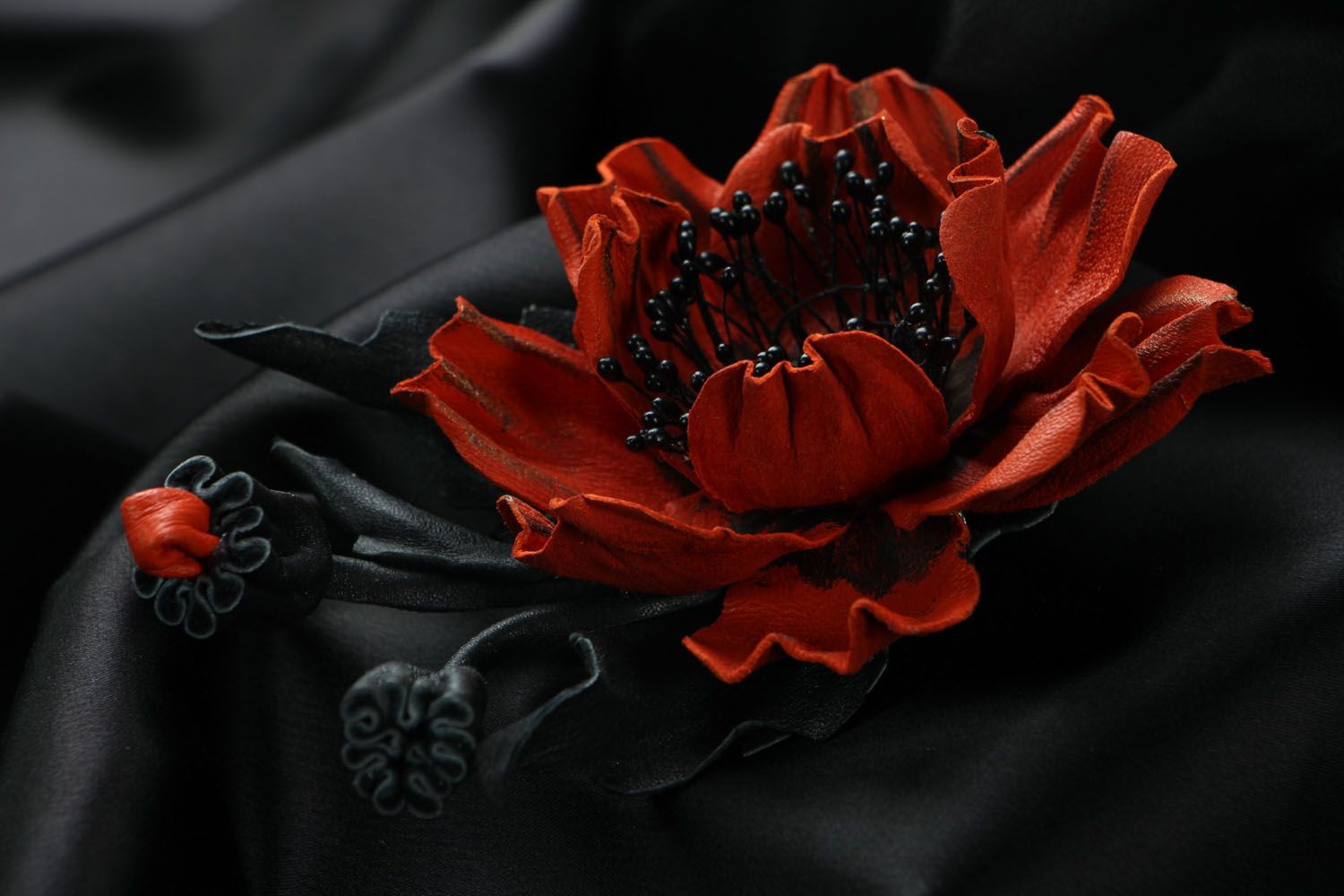 Broche en cuir originale Pavot rouge et noir accessoire beau pratique fait main photo 2